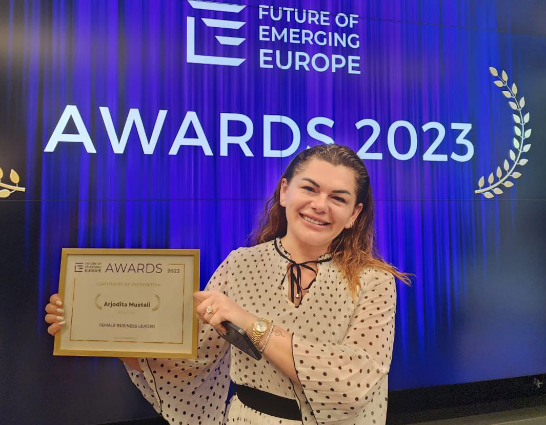 Sipërmarrësja e suksesshme Arjodita Mustali merr çmimin “Female Business Leader of the Year”